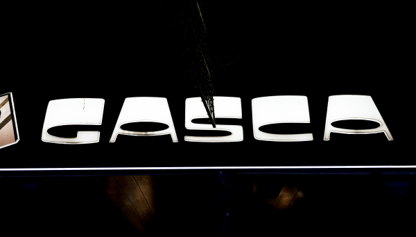 The men’s fashion store Gasca uses a high-contrast typeface for its signage.